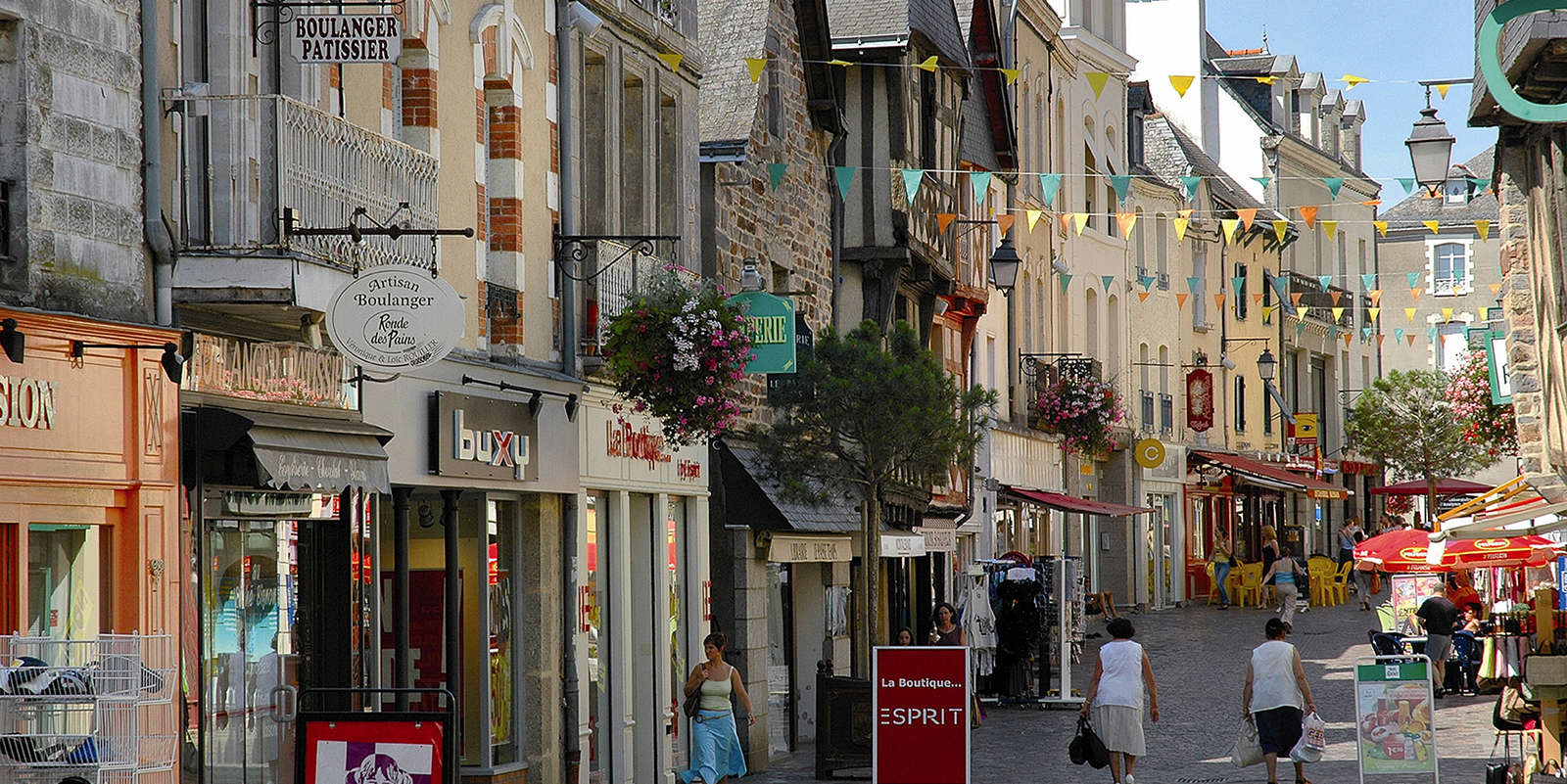 shopping in Redon walk along the pedestrian street