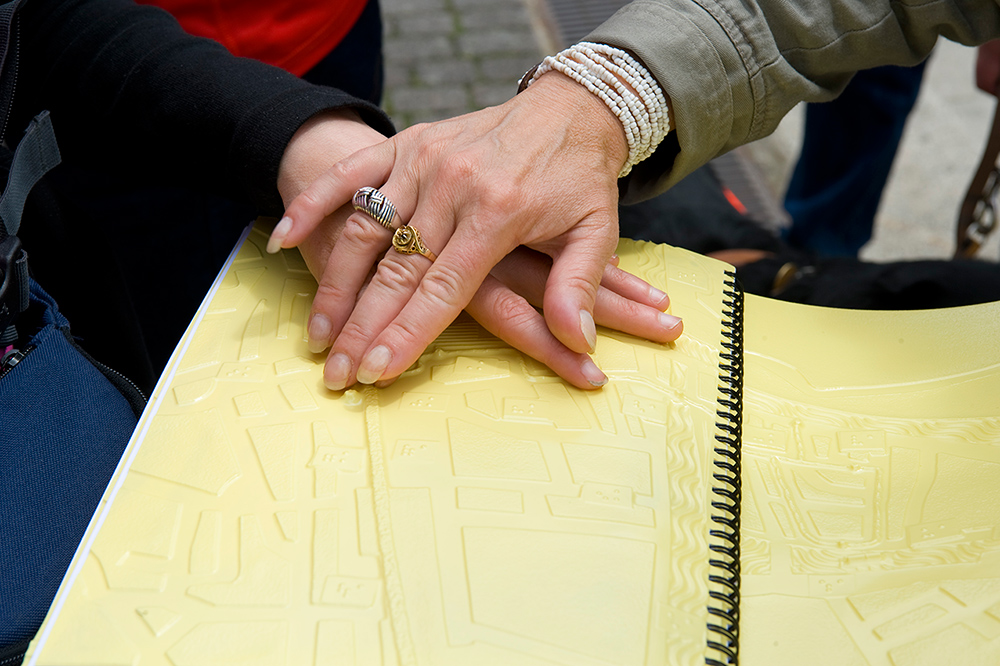 Lecture du guide de Redon en braille