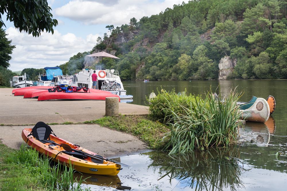 Ile aux pies sur le canal de Nantes à Brest