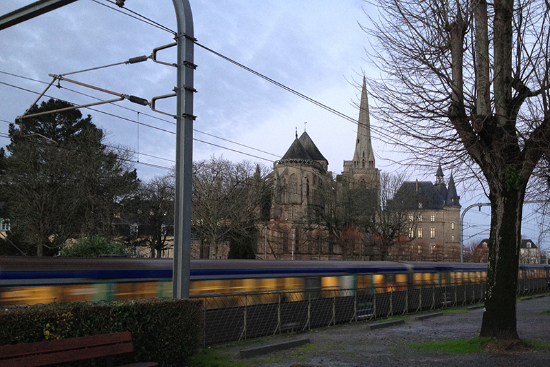Le train passe au pied de l'abbaye - Redon