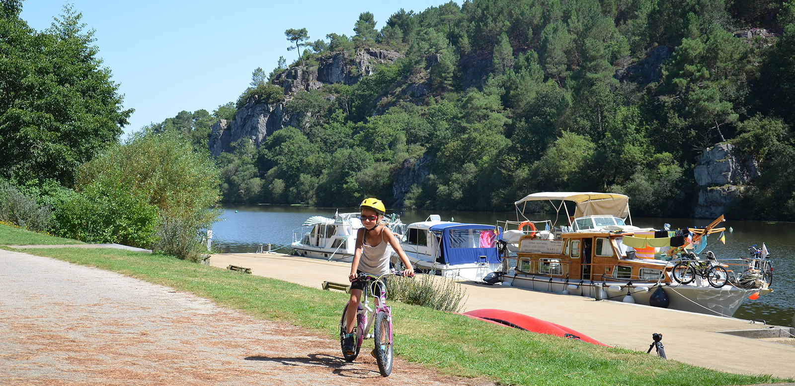 Take your bike along Nantes to Brest Canal